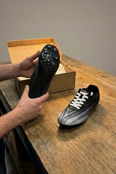 javelin.ch Qualitätskontrolle — Spike-Schuhe werden geprüft und verpackt