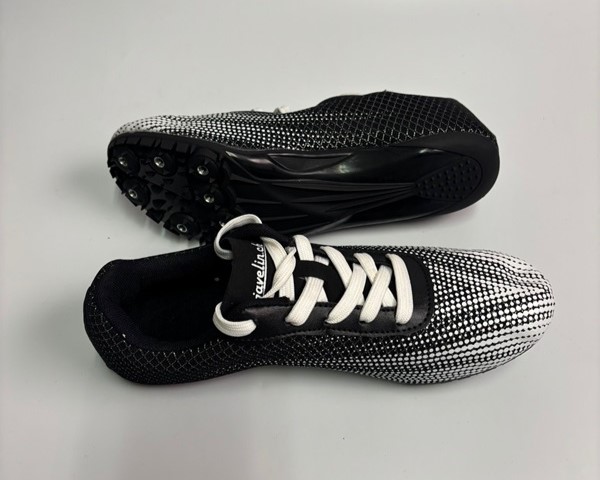 Saubere Spike-Schuhe mit Swiss Post Versandverpackung